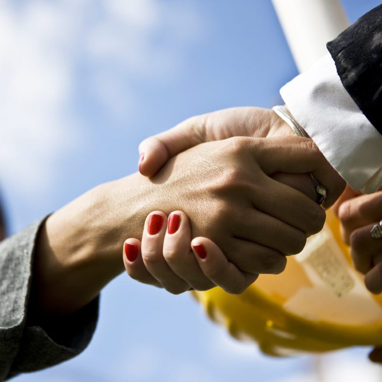 Deux-personne-qui-se-serre-la-mains