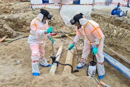 ouvriers en tenue d'amiante-canalisation d'eau potable